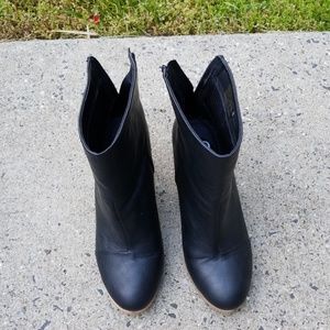 Black Leather Like Material Ankle Booties Sz 7